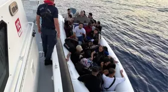 İzmir açıklarında 64 düzensiz göçmen yakalandı