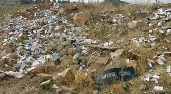 Aracını yol kenarına park eden sürücü, yüzlerce kutu ilaç buldu