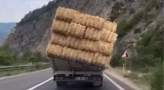 Karabük'te Aşırı Yüklü Saman Kamyonu Trafiği Tehdit Etti