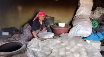 Ağrı'nın Aşağı Göçmez Köyü'nde Tandır Ekmeği Geleneği Yaşatılıyor