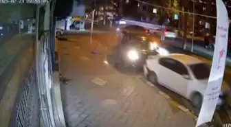 Reyhanlı'da Otomobil Park Halindeki Araçlara Çarptı: 4 Yaralı