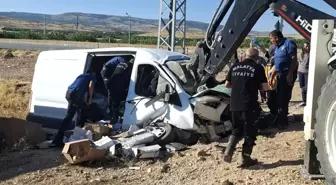 Malatya'da Freni Boşalan Araç Aydınlatma Direğine Çarptı