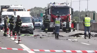 İtalya'da ultra hafif uçak otoyola düştü: 2 ölü