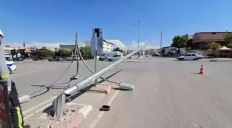 Karaman'da Çarpıp Kaçan Araç Aydınlatma Direğini Devirdi
