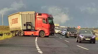 Ardahan'da Sağanak Yağış ve Tır Kazası Trafiği Felç Etti
