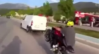 Denizli'de Plakasız Motosikletle Trafikte Akrobatik Hareketler Yapan Sürücüye Cezai İşlem