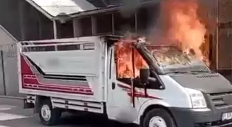 Adana'da Park Halindeki Araçlar Yandı, Patlama Paniğe Neden Oldu