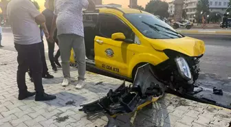 Antalya'da Taksi ile Otomobil Çarpıştı: 7 Yaralı