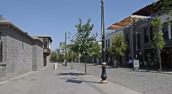 Diyarbakır'da Sıcaklık 49 Dereceyi Buldu, Vatandaşlar Kapalı Alanlara Kaçtı