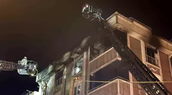 Gaziosmanpaşa'da Yangın Paniği: Binanın En Üst Katında Çıkan Yangın Kontrol Altına Alındı