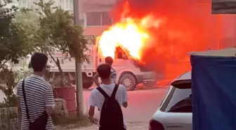 Ünye'de Park Halindeki Kamyonet Yangını