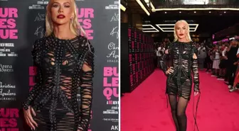 Pop yıldızı Christina Aguilera iç çamaşırını gösteren elbisesiyle galaya damga vurdu