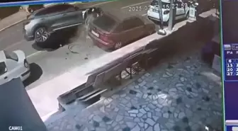Yalova'da Kontrolden Çıkan Cip, Park Halindeki Araçlara Çarptı
