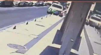 Alkollü Sürücü Kaldırımda Yürüyen Genç Kızlara Çarptı