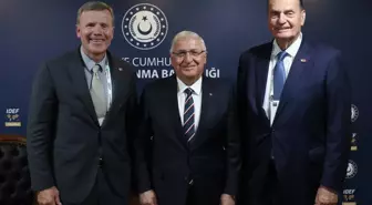 Bakan Güler, IDEF 2025 Fuarı'nda Önemli Görüşmeler Yaptı