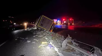 Balıkesir-Bursa Kara Yolunda Trafik Kazası: Tır Sürücüsü Yaralandı