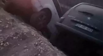 Batman'da Yol Çalışması Nedeniyle İki Araç Çukura Düştü