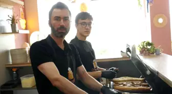Yangınla Mücadelede Dayanışma: Tostlarıyla İtfaiyecileri Destekleyen Esnaf