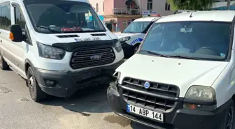 Bolu'da Minibüs ile Hafif Ticari Araç Çarpıştı, Maddi Hasar Var