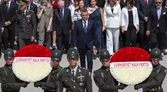CHP Genel Başkanı Özel, Lozan Antlaşması'nın 102'nci yıldönümünde Anıtkabir'i ziyaret etti