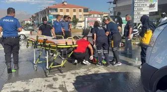 Erzincan'da Otomobil ile Motosiklet Çarpıştı: 2 Yaralı