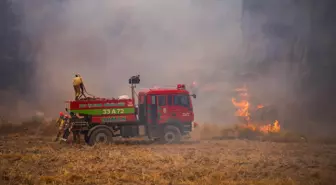 Afyonkarahisar'da Tarım Alanlarına Yaklaşan Yangınla Mücadele Devam Ediyor