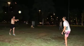 Antalya'da Sıcak Hava Akşam Saatlerinde Yaşamı Canlandırdı