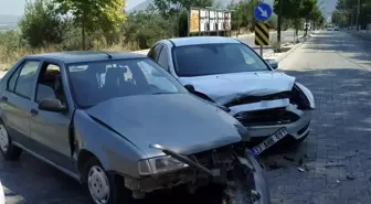 Manisa'da Trafik Kazası: 2 Yaralı