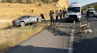 Mardin'de Otomobil Elektrik Direğine Çarptı: 3 Yaralı
