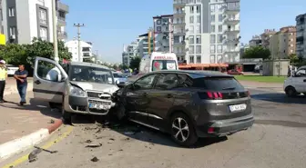 Antalya'da Trafik Kazası: Park Halindeki Araç Uçan Araçla Çarpıştı