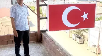 Yeni Muhtar, İlk Maaşıyla 2,5 Metrelik Türk Bayrağı Yaptırdı