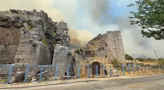 Antalya'da Orman Yangını, Alevler Antik Perge Kenti'ne Ulaştı