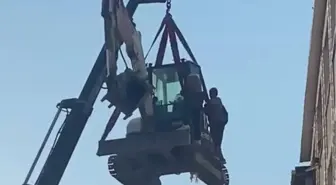 Tehlikeli Anlar: Yıkım İşinde İki İşçi Kepçeyle Sarkarak Aşağı İndi