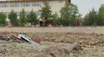 Diyarbakır'da Kuvvetli Rüzgar Okulun Çatısını Uçurdu