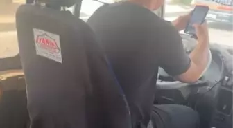 Dolmuş Şoförünün Trafikte Cep Telefonuyla Oynayıp Sigara İçmesi Görüntülendi