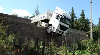 Freni Boşalan Tırın Kazasını Motosikletli Durdurdu