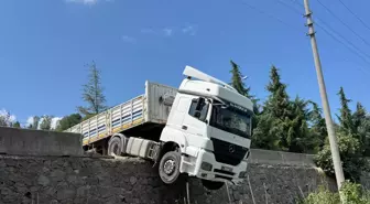 Ordu'da Freni Boşalan TIR Beton Bariyere Çarptı