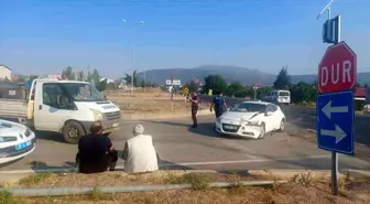 Isparta'da Kavşakta Otomobil Kamyonetle Çarpıştı: Bir Yaralı
