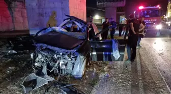 Kocaeli'de Otoyol Bağlantı Köprüsüne Çarpan Otomobilde İki Yaralı