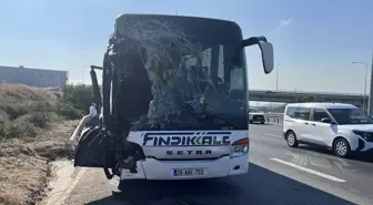 TEM Otoyolu'nda Yolcu Otobüsü Kamyona Çarptı: 8 Yaralı