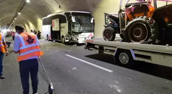 Amasya'da tünelde yolcu otobüsüyle traktör çarpıştı: 1 yaralı