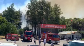 Antalya Aksu'da Orman Yangını: Ekipler ve Vatandaşlar Mücadele Etti