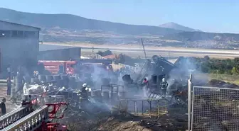 Burdur'da Mobilya Fabrikasında Yangın: 2 İşçi Dumandan Etkilendi