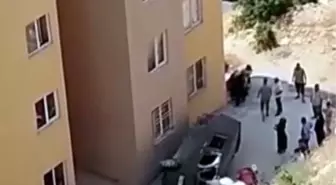 Kahramanmaraş'ta Ticari Araç Sitenin Bahçesine Düşerek Sürücüsünü Yaraladı