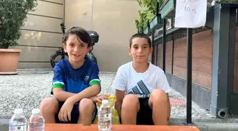 Yaz Tatilinde Su Satarak Harçlık Kazanan İki Çocuk