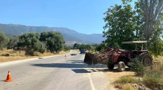 İzmir'de Motosiklet ile Traktörün Çarpışması: 1 Ağır Yaralı