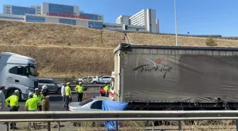 İzmir'de TIR'a Arkadan Çarpan Otomobilin Kazasında 1 Kişi Hayatını Kaybetti