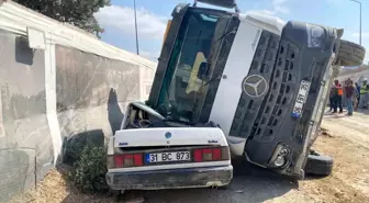 Hatay'da Hafriyat Kamyonu Park Halindeki Aracın Üzerine Devrildi