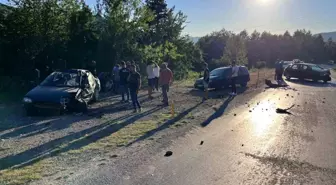 Kastamonu'da İki Otomobil Çarpıştı: 4 Yaralı