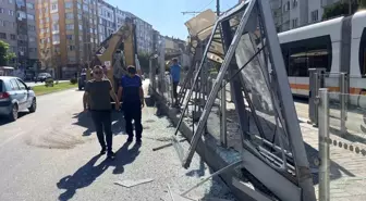 Eskişehir'de Kepçe Tramvay Durağına Çarptı, 1 Yaralı
